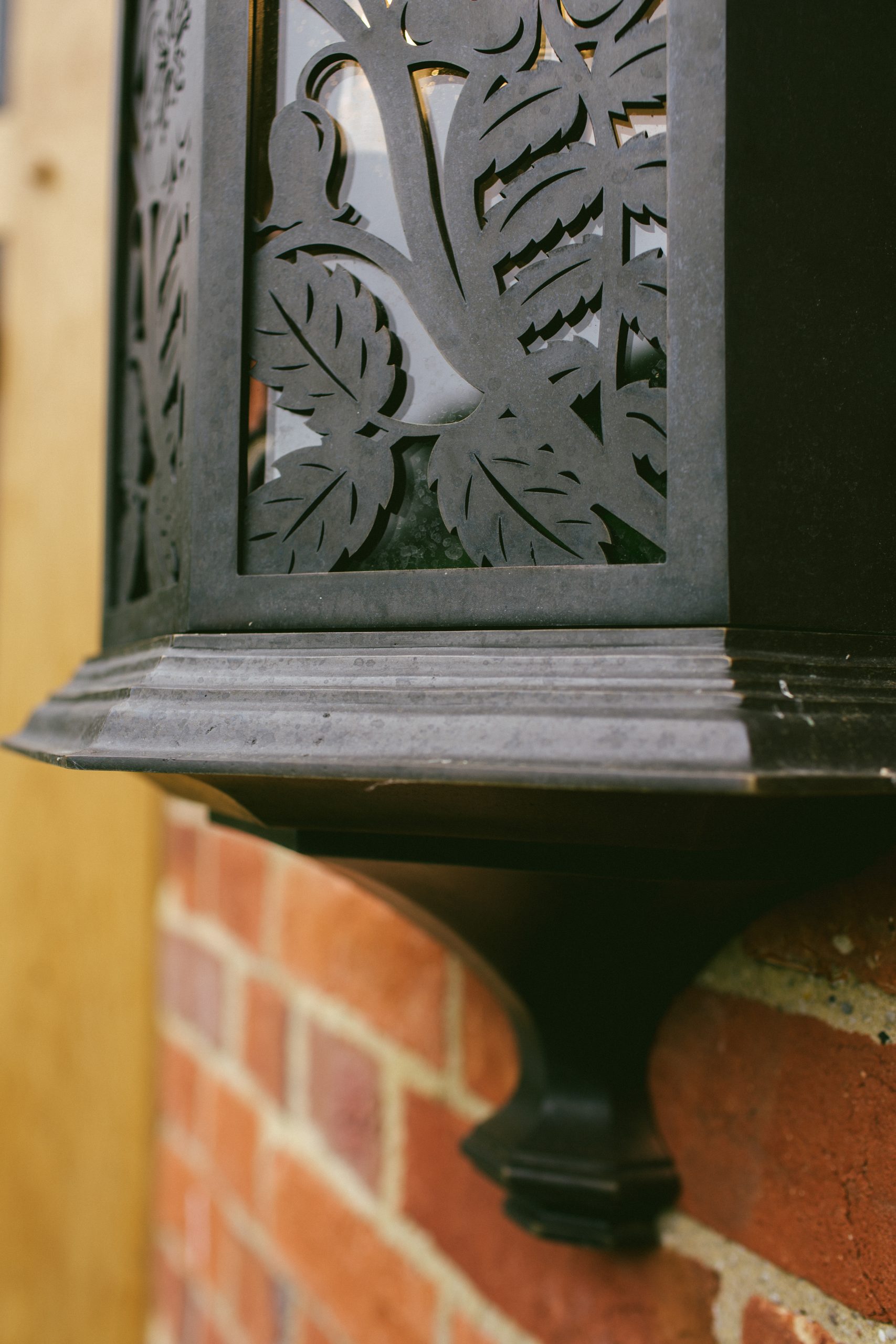 Classical garden wall light in Bronze