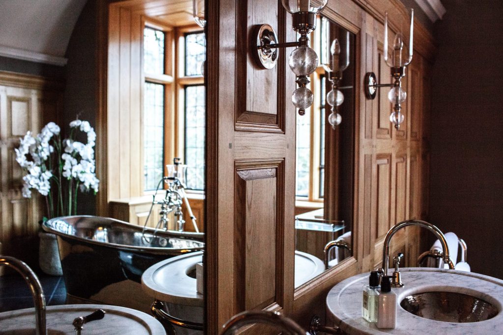 Classic Oak panelled bathroom